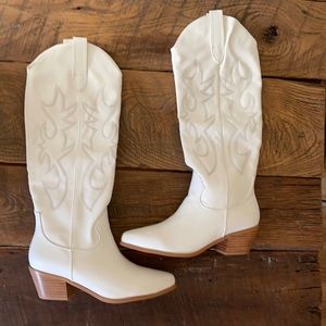BILLINI URSON WHITE WESTERN BOOTS NEVER WORN